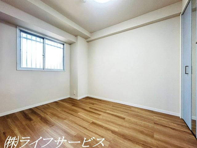 【洋室】 | ファミールハイツ北大阪１号棟 | 玄関側洋室4.5帖／クローゼット有（一部AIによる家具消し加工済）