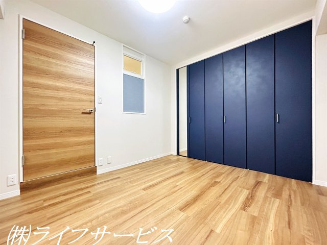 【洋室】 | ファミールハイツ北大阪１号棟 | 中部屋洋室／ネイビーの建具と室内窓がポイントです！クローゼット有！