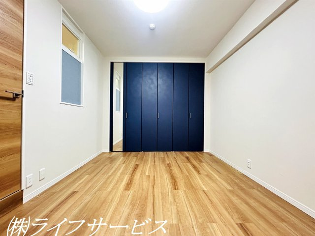 【洋室】 | ファミールハイツ北大阪１号棟 | 中部屋洋室／ネイビーの建具と室内窓がポイントです！クローゼット有！