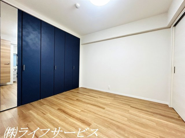 【洋室】 | ファミールハイツ北大阪１号棟 | 中部屋洋室／ネイビーの建具と室内窓がポイントです！クローゼット有！