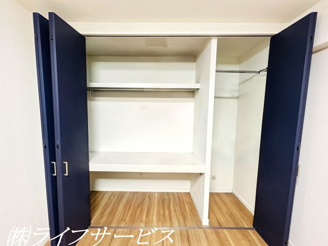 【収納】 | ファミールハイツ北大阪１号棟 | 中部屋洋室／ネイビーの建具と室内窓がポイントです！クローゼット有！