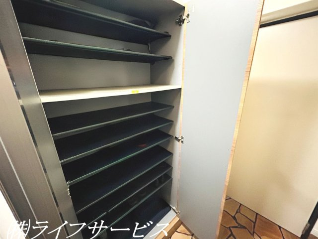 【玄関】 | ファミールハイツ北大阪１号棟 | 玄関にはミラー付の天井高のシューズボックス有／家族みんなの靴をしっかりと収納できます♪（一部AIによる家具消し加工済）