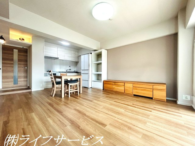 【居間・リビング】 | ファミールハイツ北大阪１号棟 | 室内リフォーム履歴有！上層階南向きにつき陽当り通風眺望良好！４ＬＤＫ！収納も充実！（一部AIによる家具消し加工済）