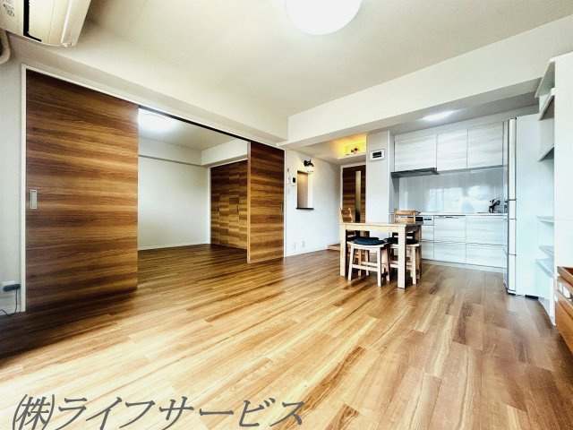 【居間・リビング】 | ファミールハイツ北大阪１号棟 | 室内リフォーム履歴有！上層階南向きにつき陽当り通風眺望良好！４ＬＤＫ！収納も充実！（一部AIによる家具消し加工済）