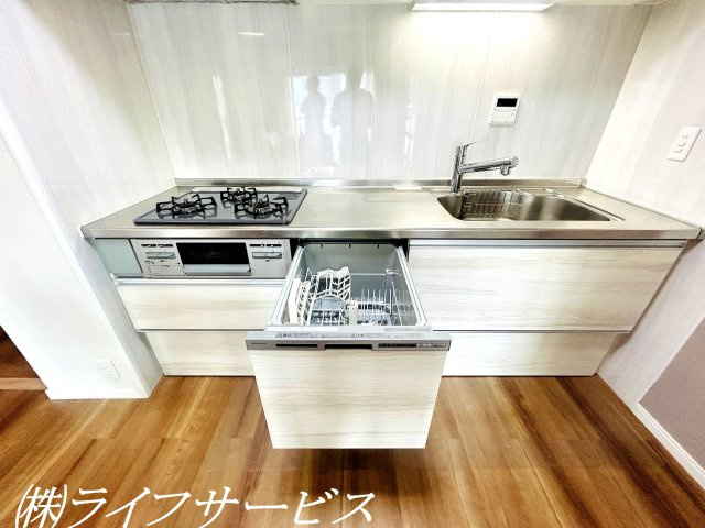 【キッチン】 | ファミールハイツ北大阪１号棟 | システムキッチン／食器洗浄乾燥機付、３口ガスコンロの機能的なキッチン♪