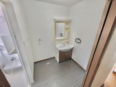 【独立洗面台】 | 大津市大物723-21　中古戸建 | 清潔感のある独立洗面台