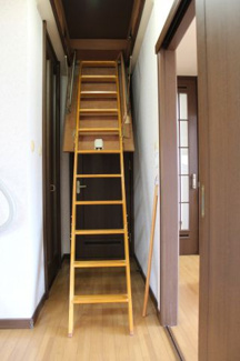 【設備】 | 大津市大物723-21　中古戸建 | 屋根裏収納への階段