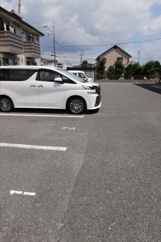 リーベA棟の駐車場|駐車スペースもあります☆