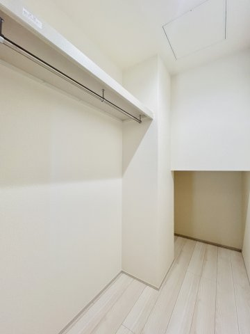 前橋関根町の収納|玄関入ってすぐにあるスペースは、ご家族の衣類や趣味の道具も収納出来ます◎