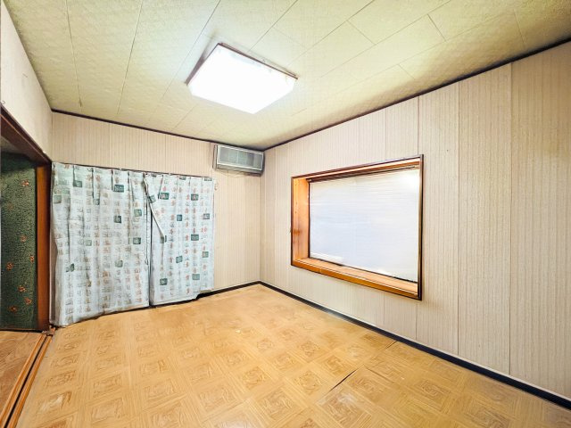 太田市新田木崎町の洋室|玄関入ってすぐの6帖洋室♪