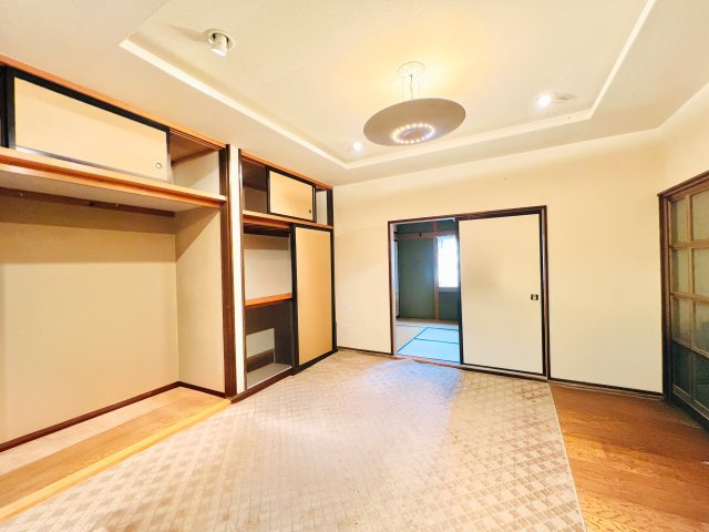 太田市新田木崎町の洋室|8帖洋室は、大きいベッドを設置してもゆとりのある空間♪