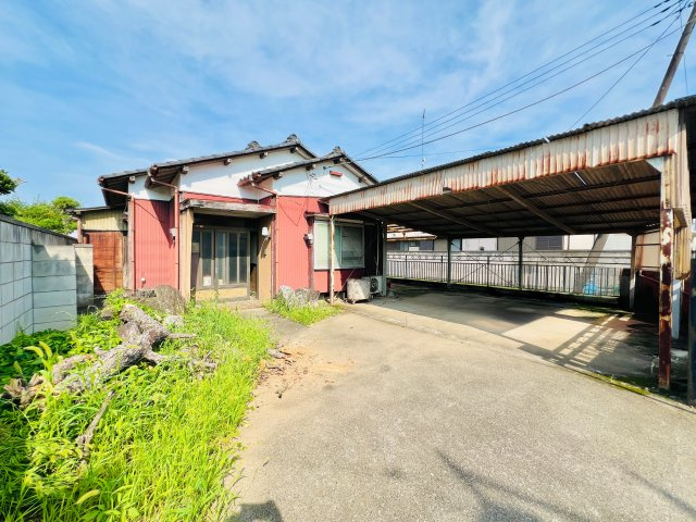 太田市新田木崎町の外観|カーポート付きの駐車スペース◎