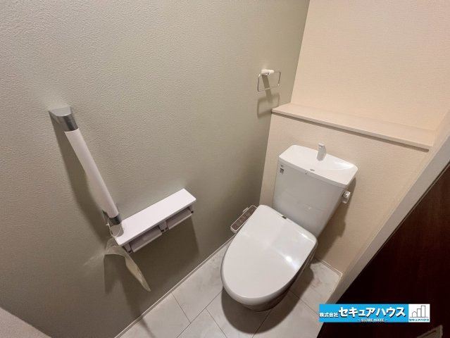 【今からご案内可能】知多市岡田開戸　全4棟のトイレ|【高機能トイレ】
◆高機能トイレの多くは便器のフタの開閉が自動であり、使用後に手動で水を流す面倒もなく非常に便利です。スタイリッシュな見た目で、お掃除しやすく、節水効果が高いです。
