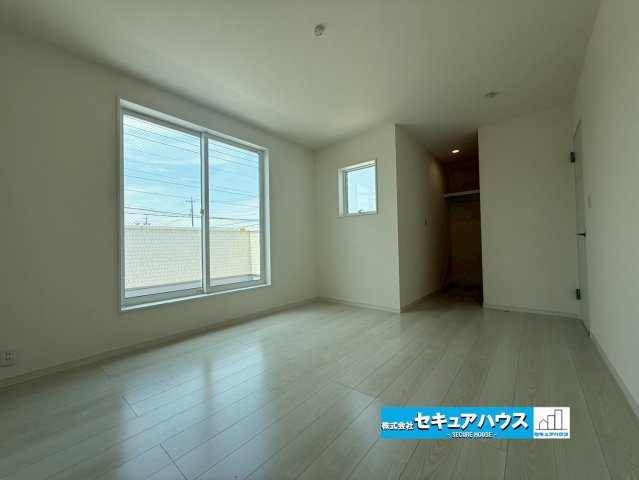 【同施工物件ご案内可能】知多市岡田開戸　全4棟の内観：施工例|【洋室イメージ】
◆広々とした居住空間は日々の暮らしを彩り、心のやすらぎと満足感を与えてくれます。通風と採光を考慮した設計は子供たちはのびのび育ち、家族でくつろぎと団らんを生み出します。