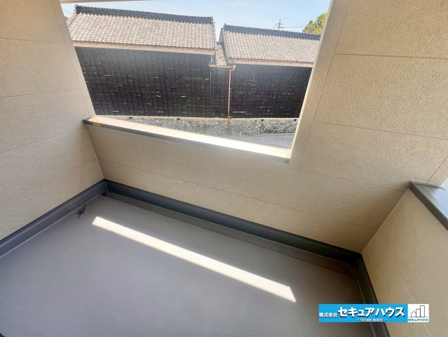 【今からご案内可能】知多市岡田開戸　全4棟のバルコニー|【バルコニー】
◆見晴らしもよく、太陽の温かな温もりをめいっぱい受け止めてくれます。
太陽の光と爽やかな風を受けたお洗濯物はあっという間に乾き、取りこむ時には太陽の匂いを感じられそうですね。　