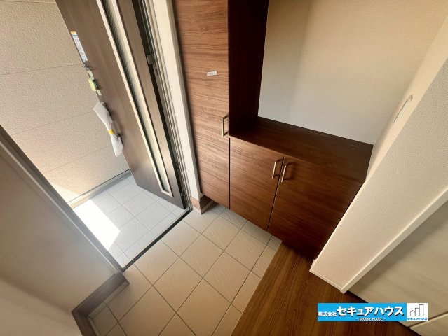【今からご案内可能】知多市岡田開戸　全4棟の玄関|【玄関】
◆お家に出会う人々を迎える玄関だからこそ、広々清潔感あふれる空間にしたいものです。採光・通風にも配慮された設計で毎日明るい空間をキープします♪