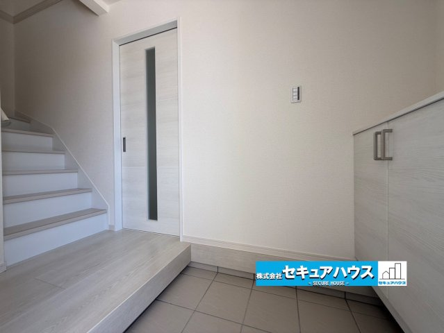 【同施工物件ご案内可能】知多市岡田開戸　全4棟の内観：施工例|【玄関イメージ】
◆お家に出会う人々を迎える玄関だからこそ、広々清潔感あふれる空間にしたいものです。採光・通風にも配慮された設計で毎日明るい空間をキープします♪