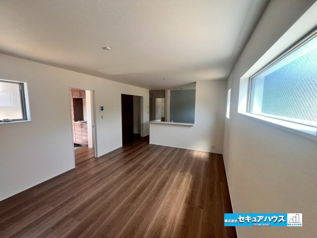 【今からご案内可能】知多市岡田開戸　全4棟の居間・リビング|【LDK】
◆通学から帰宅し、リビングルームで会話を楽しむ子ども達。リビングから臨む景色は太陽色に染まり、解放感溢れゆったりとしたひと時を過ごすことが出来る素敵な空間です。