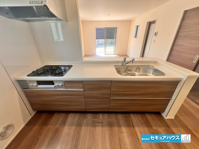 【今からご案内可能】知多市岡田開戸　全4棟のキッチン|【キッチン】
◆同時にたくさんの料理が調理できる。「焼く・蒸す・煮る」の工程を同時進行で進めることができるので、料理を素早く作ることができます。育児でバタバタ忙しいママに嬉しい♪