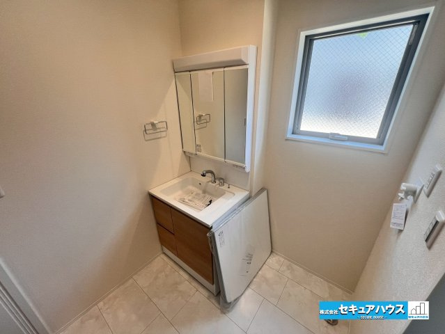 【今からご案内可能】知多市岡田開戸　全4棟の独立洗面台|【洗面台】
◆鏡の裏にはたっぷりと収納スペースを標準装備！
◆電源を付属しているのでドライヤーなど利用できます。