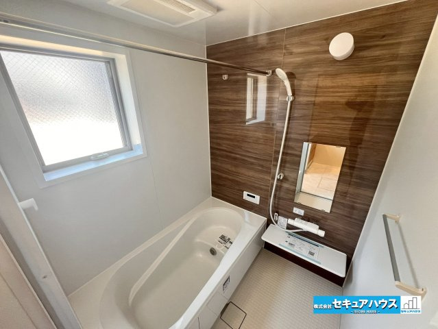 【今からご案内可能】知多市岡田開戸　全4棟の浴室|【浴室】
◆アクセントパネルで落ち着きのある雰囲気を演出します。毎日の疲れを癒やすバスタイムをお楽しみ下さい！
◆窓付きで、カビの繁殖を抑える効果があります。