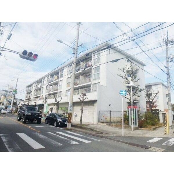 メゾン茨木主原2号棟のエントランス