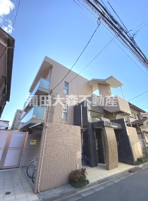 サンセール羽田の外観|2011年3月築　RC鉄筋コンクリート造地上3階建て総戸数10戸
京急空港線穴守稲荷駅近徒歩3分の東京都大田区羽田4丁目　