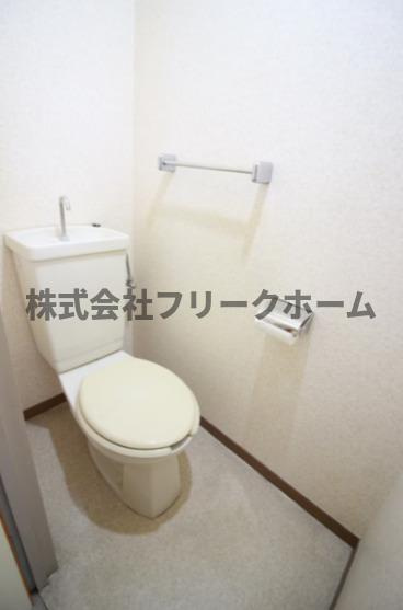 武蔵野市西久保２丁目の賃貸マンションのトイレ