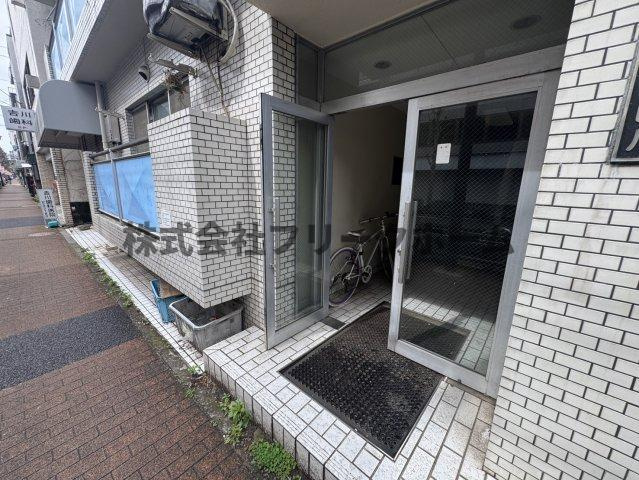 武蔵野市西久保２丁目の賃貸マンションのエントランス