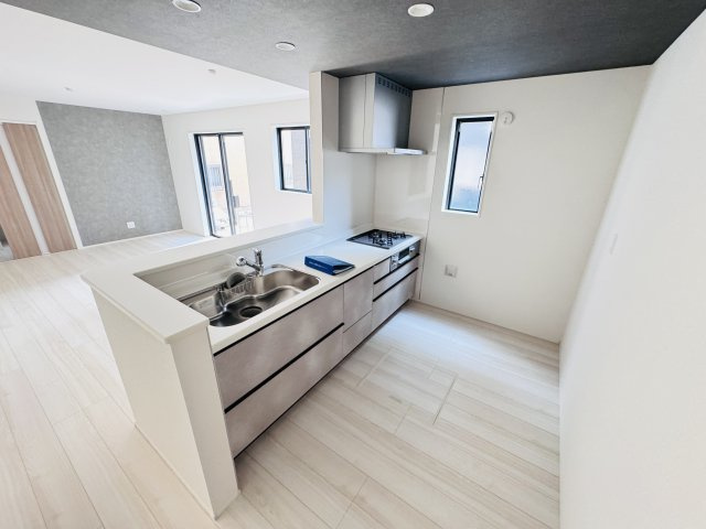 松戸市小山新築戸建【南部小学校：5分】のその他|広々システムキッチン・シンクの水栓には浄水器がついてます！