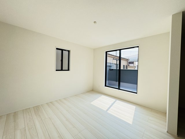 松戸市小山新築戸建【南部小学校：5分】の寝室|8.25帖寝室・南西側バルコニー前の明るいお部屋です♪