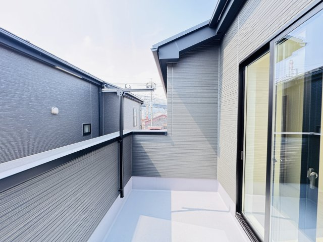 松戸市小山新築戸建【南部小学校：5分】のバルコニー|寝室前南西向きバルコニー・日当たり良好♪