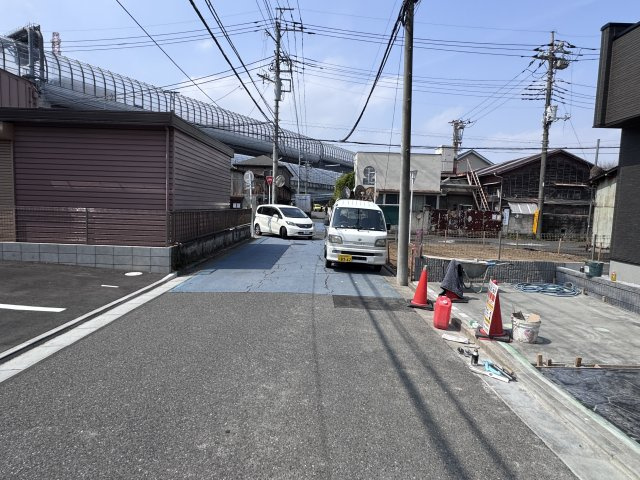 松戸市小山新築戸建【南部小学校：5分】の前面道路含む現地写真|南西側前面道路・幅員約5.3ｍ