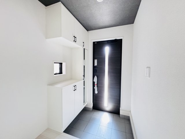 松戸市小山新築戸建【南部小学校：5分】の玄関|玄関ホール・ミラー付きシューズボックス