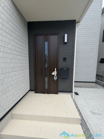 平塚市西真土　新築分譲住宅　全16区画O号棟の玄関