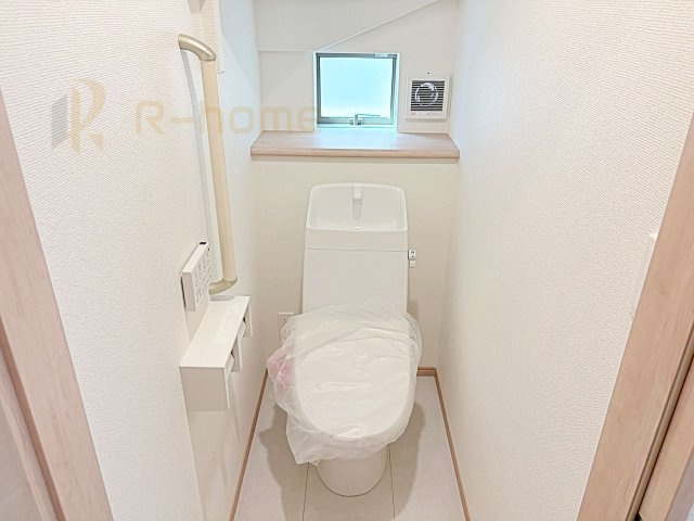 水戸市曙町　新築戸建て　B号棟のトイレ|温水洗浄便座付きのトイレ。
トイレが２ヵ所設置で朝の忙しい時間でも安心です。