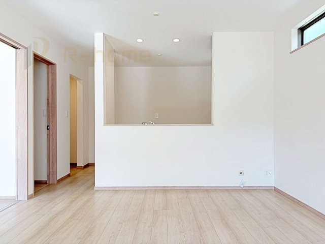水戸市曙町　新築戸建て　B号棟のキッチン|リビングで遊ぶお子様にも目が届くカウンターキッチン！