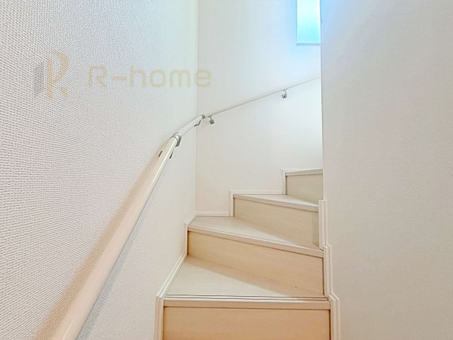 水戸市曙町　新築戸建て　B号棟の内装|手すりのついた階段！小さなお子様の利用も一安心です♪