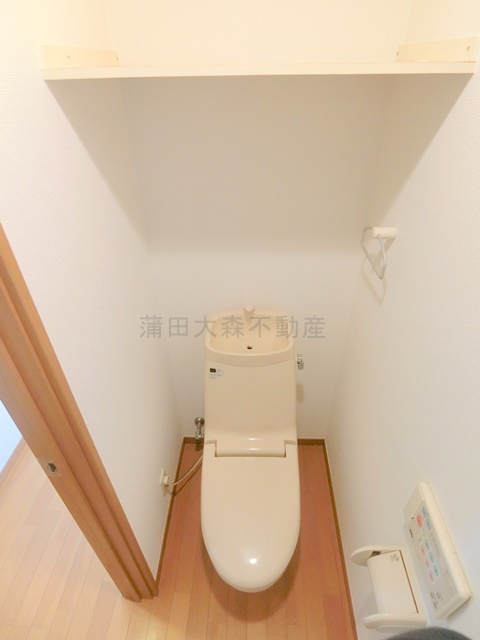 大田区中央1丁目貸家のトイレ|トイレ　温水洗浄便座　棚収納