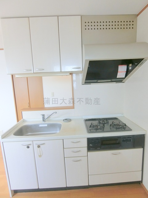 大田区中央1丁目貸家のキッチン|3口ガスコンロのグリル付きシステムキッチン