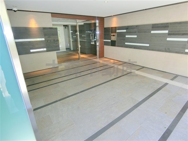 ラフィネジュ大森のエントランス|防犯カメラTVモニター付オートロック宅配BOXメールBX管理人室　エントランス