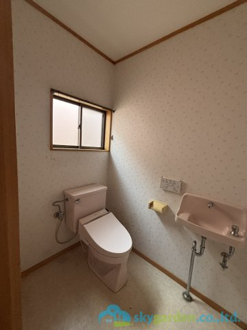 大磯町西小磯　中古戸建てのトイレ