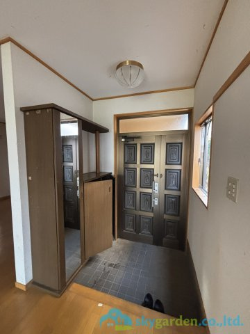 大磯町西小磯　中古戸建ての玄関