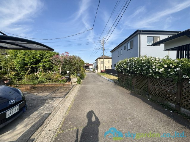 大磯町西小磯　中古戸建ての前面道路含む現地写真