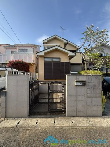 大磯町西小磯　中古戸建ての玄関