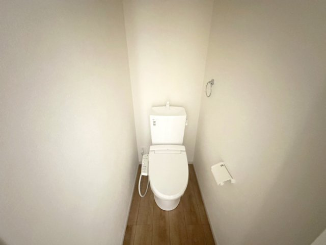 豊中市上野東１丁目　新築戸建住宅のトイレ|1階、2階ともにトイレがございます。どちらもシャワートイレです。