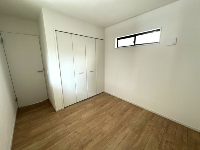 豊中市上野東１丁目　新築戸建住宅の洋室|約5帖の洋室です。収納付き。