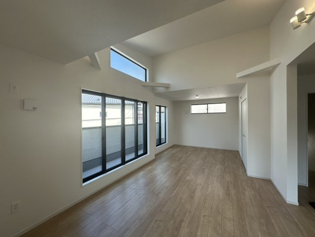 豊中市上野東１丁目　新築戸建住宅の居間・リビング|窓が大きく明るいリビングダイニングです。