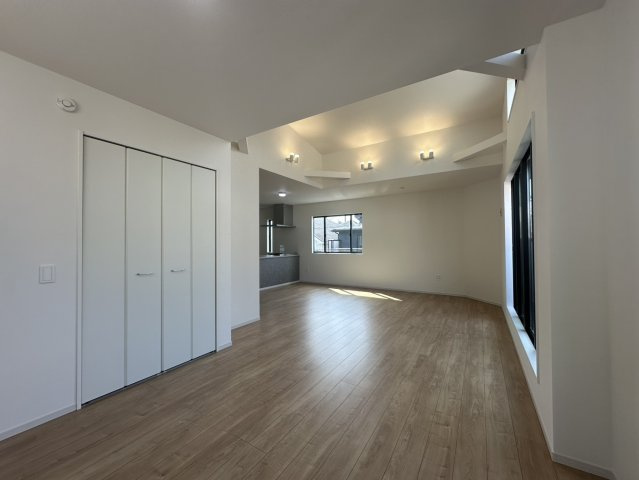 豊中市上野東１丁目　新築戸建住宅の居間・リビング|収納もあるのが便利です。