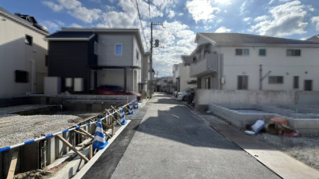 豊中市上野東１丁目　新築戸建住宅の前面道路含む現地写真